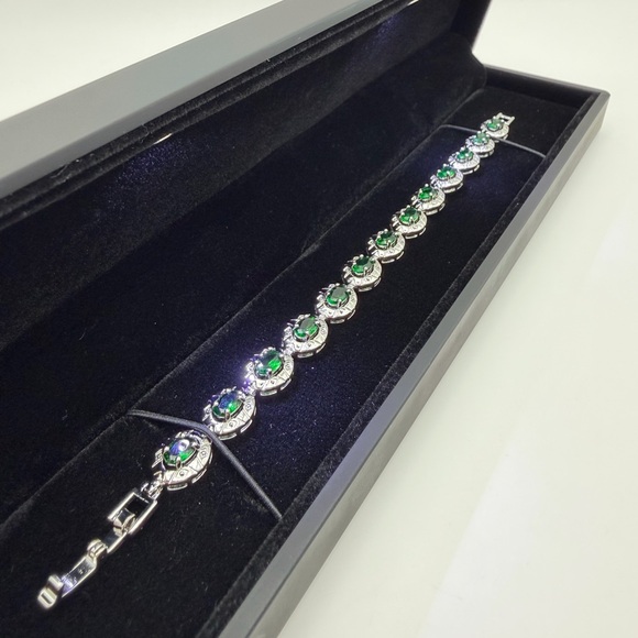 Jewelry - Silver Emerald Oval Halo Bracelet